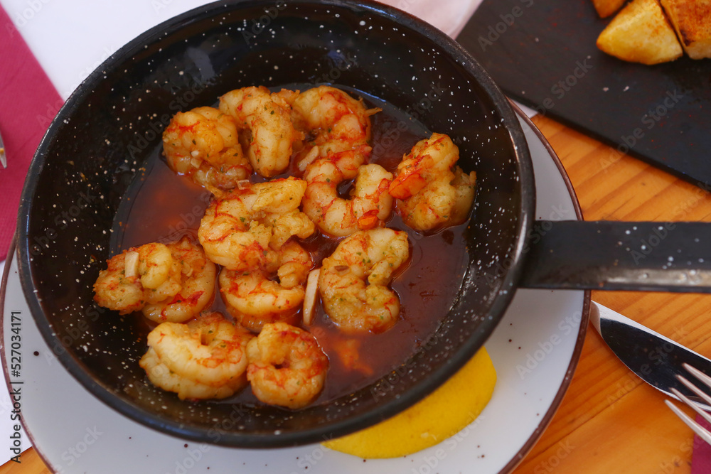 fried shrimps with lemon slice, garlic sauce aioli and tomato ketchup frying pan close up photo fried shrimps with lemon slice, garlic sauce aioli and tomato ketchup frying pan close up photo