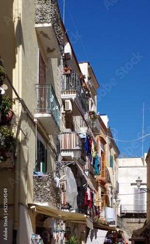 Bunte Häuserzeile in Italien, die südländisches Flair verbreitet