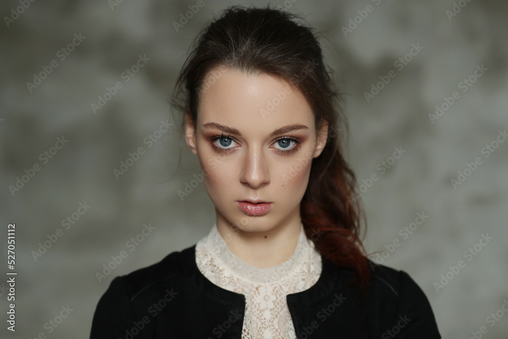 Φωτογραφία This stylish blue-eyed model exudes confidence and sophistication as she poses in the studio, making it the perfect stock photo for business, fashion, and lifestyle content
