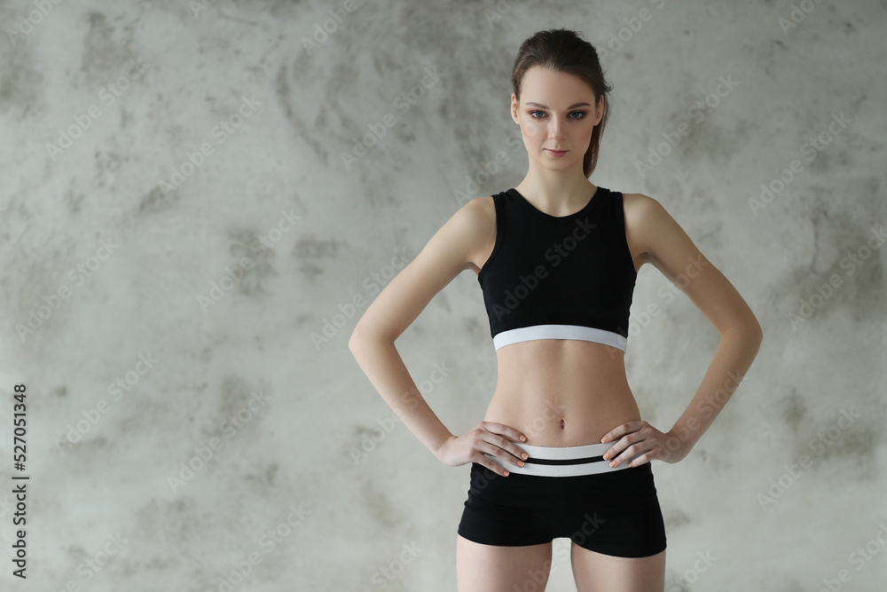 Φωτογραφία This sporty blue-eyed model strikes dynamic poses while warming up in the studio, the perfect stock photo for fitness enthusiasts and health-related content
