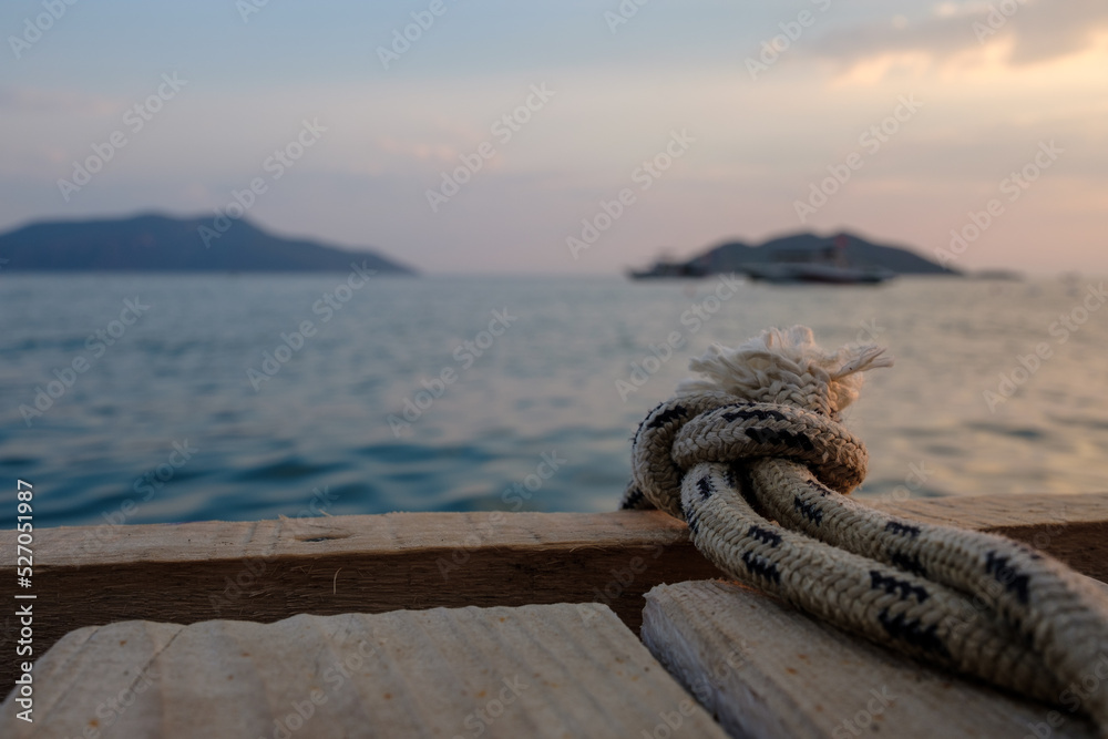 Obraz premium Knotted rope and hills