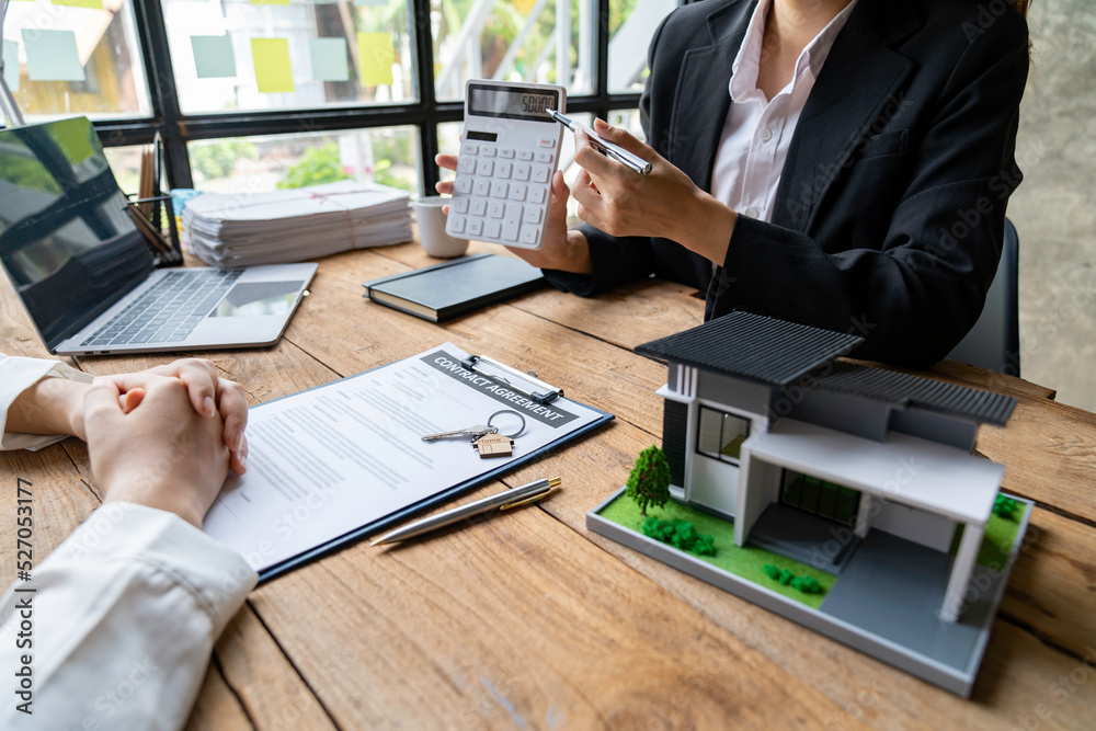 Φωτογραφία Real estate agents offer home equity loans to their customers to decide to insure their rental homes and land