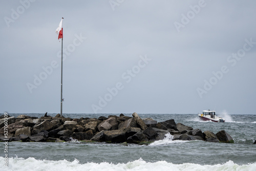 flaga Polska na maszcie nad morzem