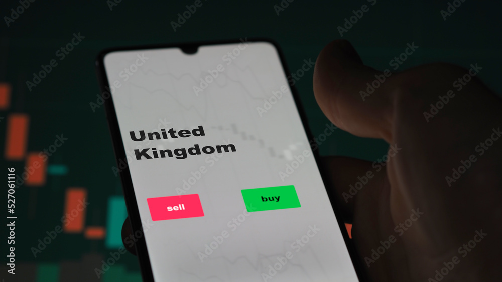 Un investisseur analyse le fonds ETF du Royaume-Uni à l'écran. Un téléphone affiche les prix de l'ETF au Royaume-Uni pour investir, texte en anglais. Un investisseur analyse le fonds ETF du Royaume-Uni à l'écran. Un téléphone affiche les prix de l'ETF au Royaume-Uni pour investir, texte en anglais.