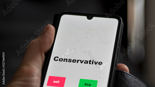 Foto An investor's analyzing the conservative etf fund on screen