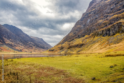 La route panoramique du Glen Etive, ses montagnes et ses lacs. The scenic Glen Etive road with mountains and lochs.