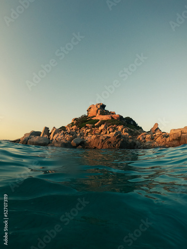 Ein Felsen im Sonnenuntergang auf Sardinien 