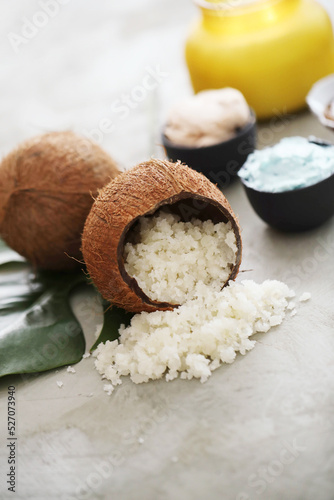 Composition with coconut on a marbel surface