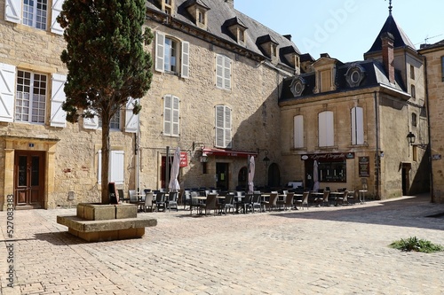 La cour des fontaines, place typique, ville Sarlat La Caneda, département de la Dordogne, France photo