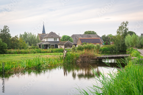 Obraz na plátně Idyllic image of the village of Reeuwijk-Dorp and the surrounding watery country