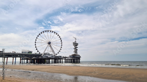 Fotografia Ferris wheel and pier in the north sea