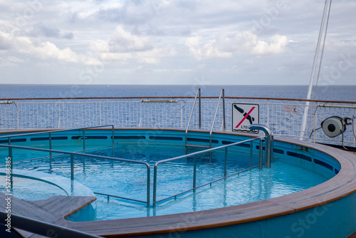 Leerer Pool auf Kreuzfahrtschiff