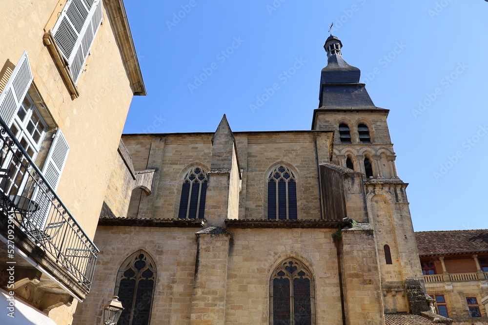 La cathédrale Saint Sacerdos, de style gothique, vue de l'extérieur, ville Sarlat La Caneda, département de la Dordogne, France