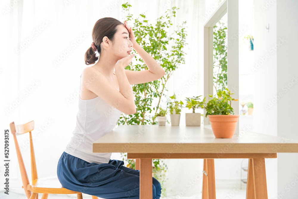 肌のセルフケアをする女性 肌のセルフケアをする女性