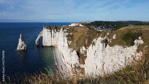 Billede på lærred Etretat vue des falaises aval et de la ville au loin