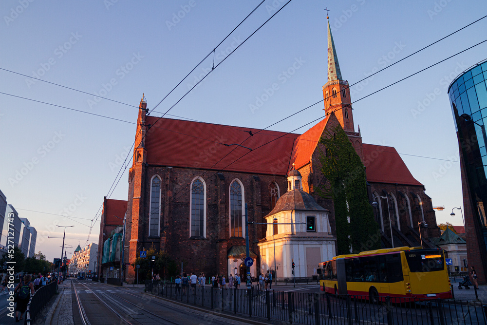 Autobus koło kościoła we Wrocławiu - obrazy, fototapety, plakaty 