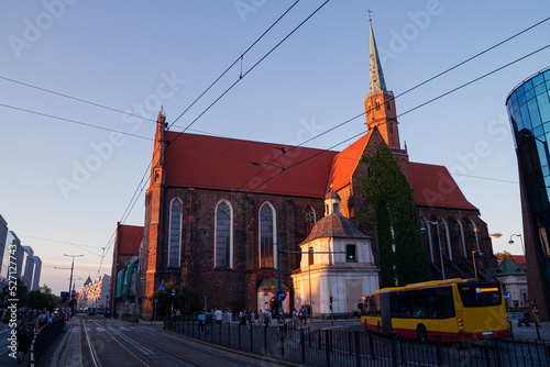Autobus koło kościoła we Wrocławiu