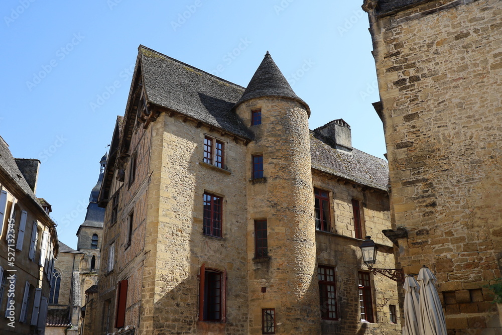 Batiment typique, vue de l'extérieur, ville Sarlat La Caneda, département de la Dordogne, France Batiment typique, vue de l'extérieur, ville Sarlat La Caneda, département de la Dordogne, France