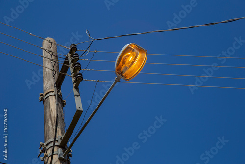 Poste com iluminação pública na cifade de Guarani, estado de Minas Gerais, Brasil