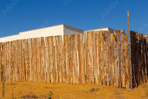 Muro de cascas de troncos de eucalipto em residência do bairro Nova Guarani, em Guarani, Minas Gerais