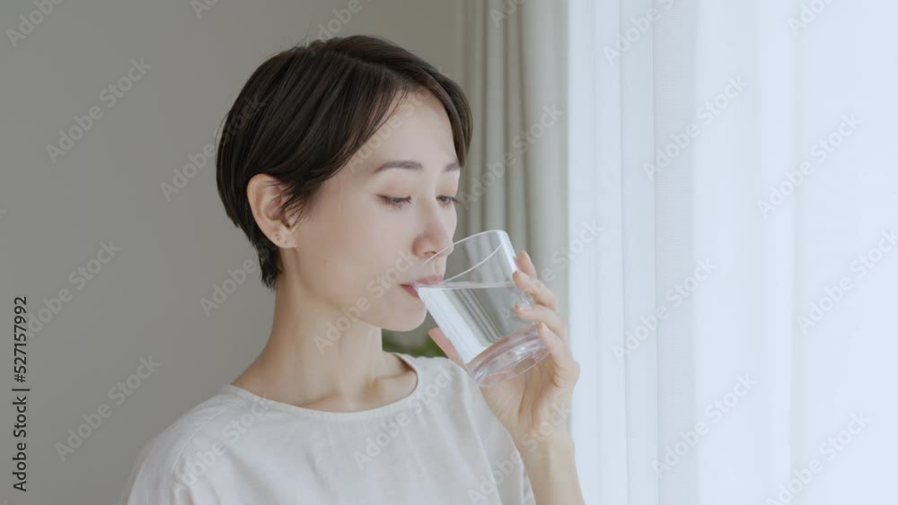 水を飲むミドル女性 水を飲むミドル女性