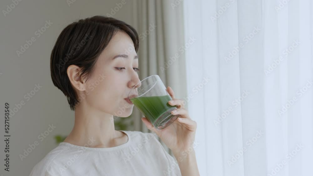 青汁を飲むミドル女性 青汁を飲むミドル女性