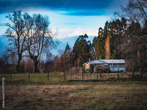 casa en el campo  con cielo azul 