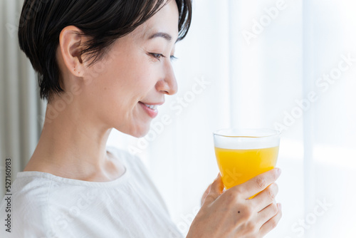 ジュースを持つ日本人女性