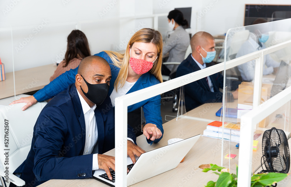 Fototapeta premium american and caucasian businessperson in white room during quarantin