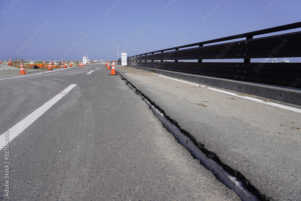 地震でひび割れした道路
