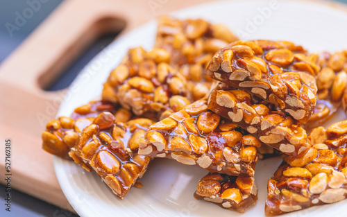 Pé de moleque. Doce brasileiro de amendoim chamado de pé de moleque e que no inglês seria algo como peanut brittle. Comida brasileira, sobremesa, lanche. photo