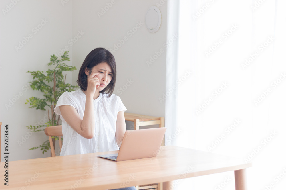 パソコンの前で疲れている女性 パソコンの前で疲れている女性