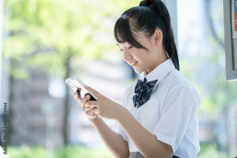 スマホを見る学生 スマホを見る学生
