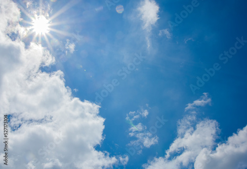 青空と太陽光	