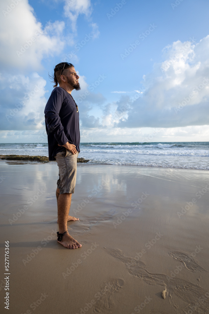 white man in his 30s with his hands on his waist, looking at the horizon white man in his 30s with his hands on his waist, looking at the horizon