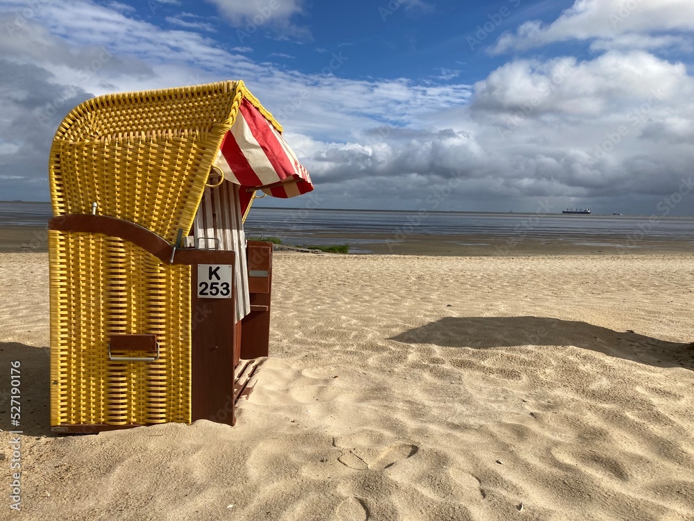 Ein einzelner Strandkorb am Strand der Nordsee in Cuxhaven Duhnen bei