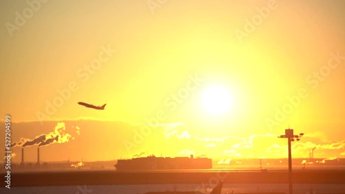 朝日を横切る旅客機１羽田空港