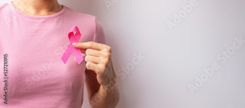 Valokuva Pink October Breast Cancer Awareness month, woman hand hold pink Ribbon and wear shirt for support people life and illness