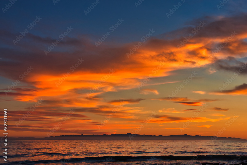 Obraz premium Passing winter storm at sunset on the beach in Montecito California