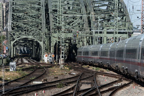 Zug überquert die Hohenzollernbrücke in Köln