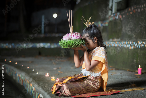 Loi Krathong Festival, Thai women wearing Thai costumes