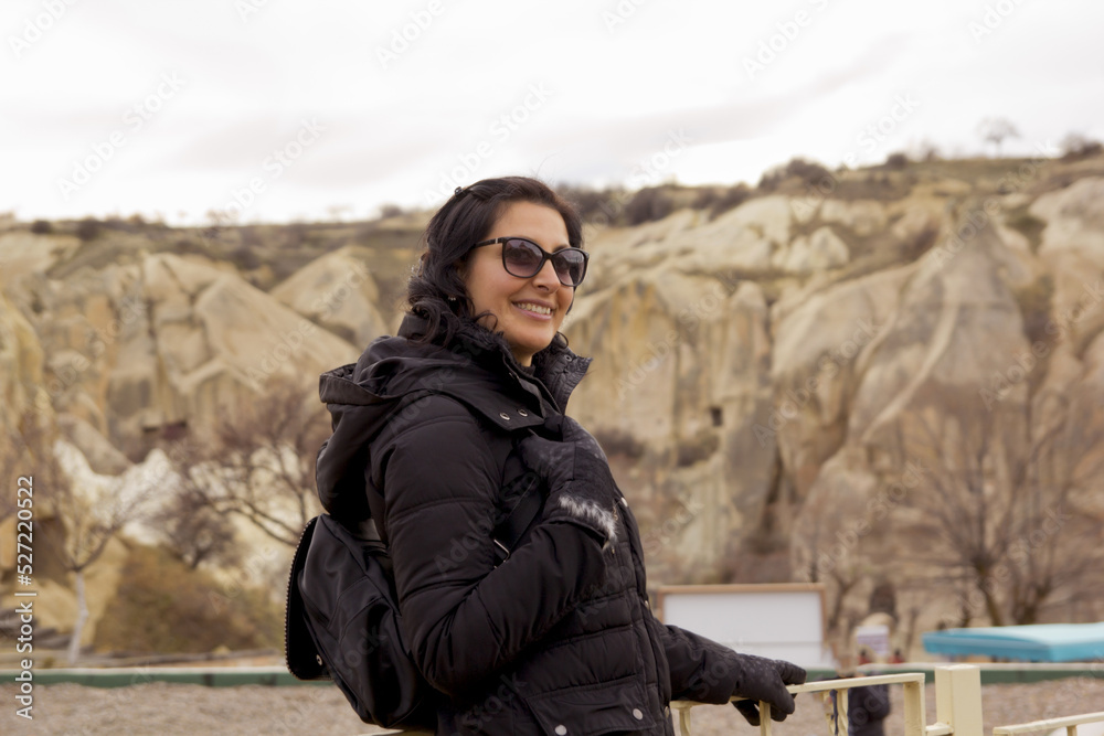 Naklejka premium happy woman in a sunglasses in goreme national park cappadocia, turkey