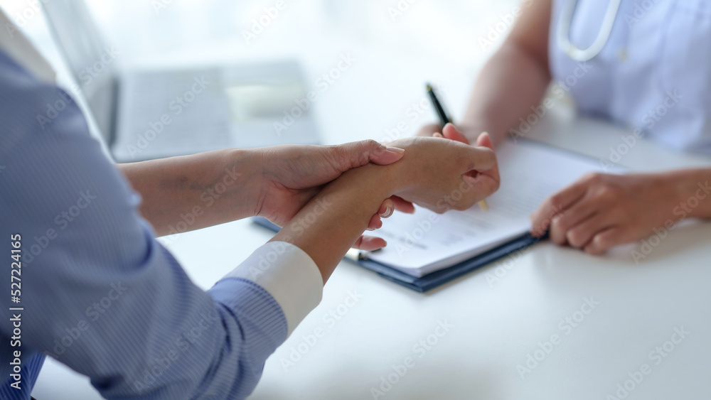 The doctor is examining the patient's illness, explaining the patient's disease effects and treatment method in detail to the patient as well as medication and self-care. The doctor is examining the patient's illness, explaining the patient's disease effects and treatment method in detail to the patient as well as medication and self-care.