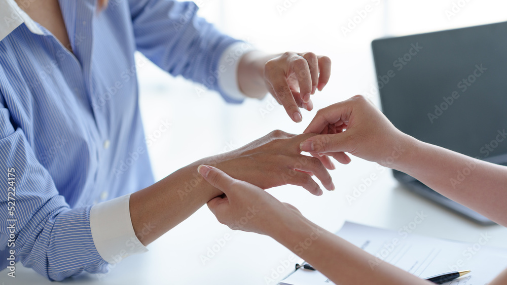 Obraz premium The doctor is examining the patient's illness, explaining the patient's disease effects and treatment method in detail to the patient as well as medication and self-care.