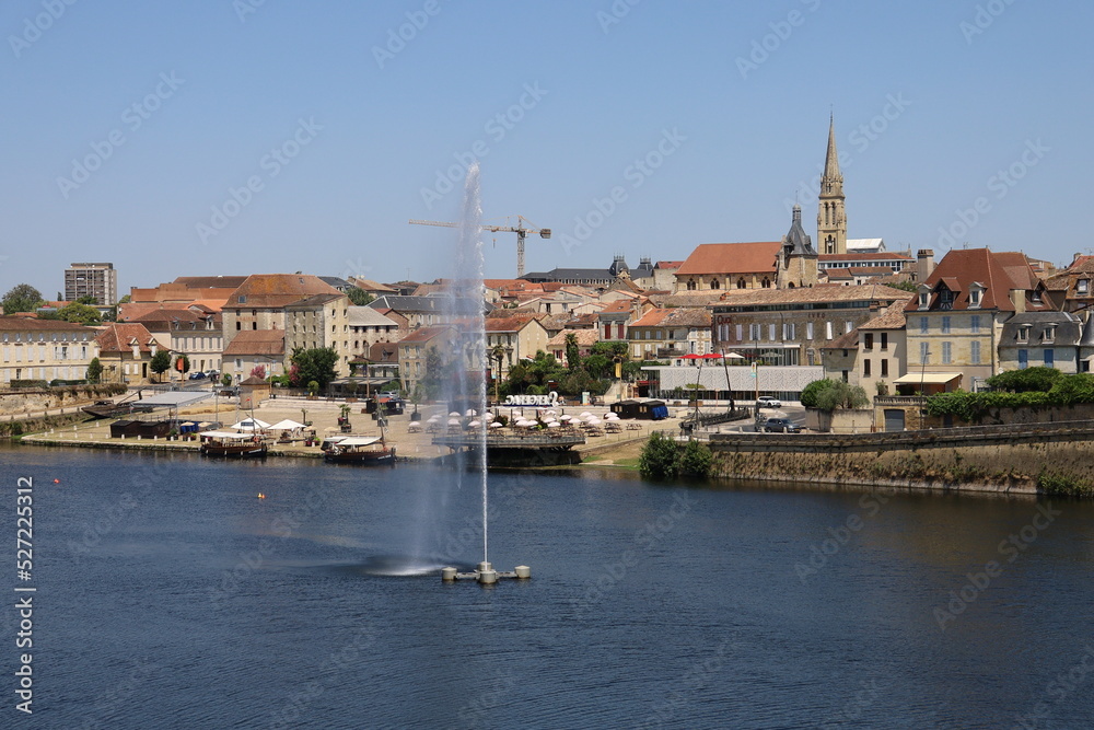 Vue d'ensemble de la ville le long de la rivière Dordogne, ville Bergerac, département de la Dordogne, France