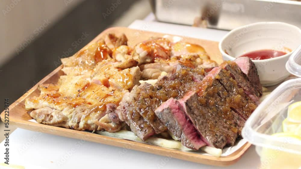 牛ステーキ&鶏ステーキプレートに自家製ソースを塗る 牛ステーキ&鶏ステーキプレートに自家製ソースを塗る