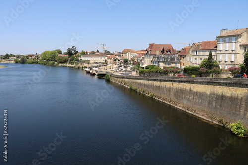 Vue d'ensemble de la ville le long de la rivière Dordogne, ville Bergerac, département de la Dordogne, France