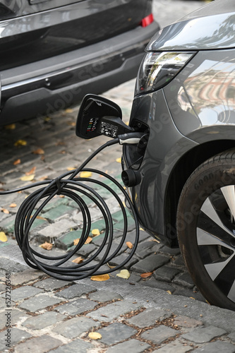 auto voiture electrique recharge charge prise cable borne station © JeanLuc