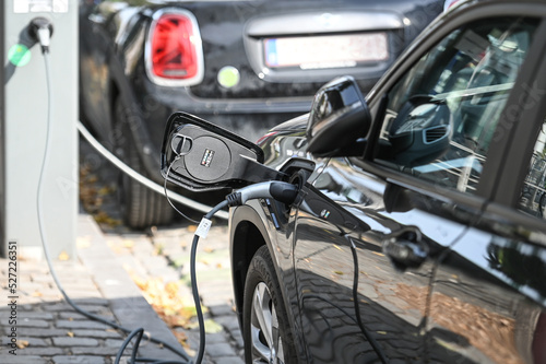 auto voiture electrique recharge charge prise cable borne station © JeanLuc