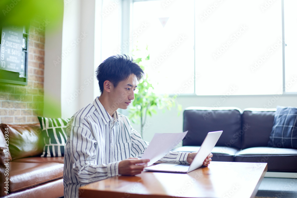 リビングでくつろぐ若い日本人の男性 リビングでくつろぐ若い日本人の男性